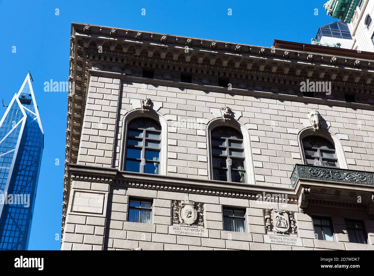 Blick auf Kalksteinverkleidung und große dekorative Eckleiste des University Club in Midtown Manhattan, NYC. Stockfoto