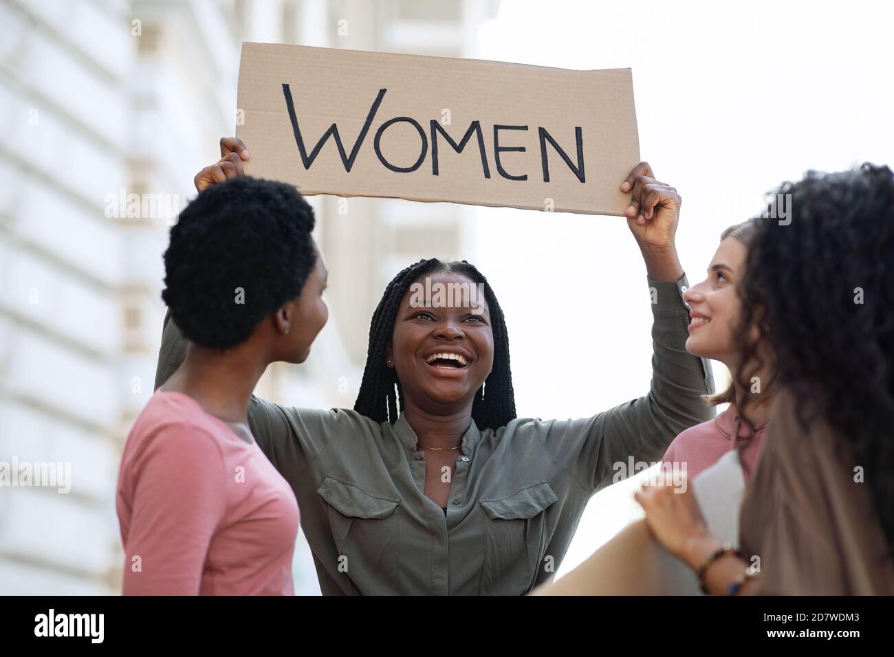 Internationale Gruppe junger Frauen, die im Freien demonstrieren Stockfoto