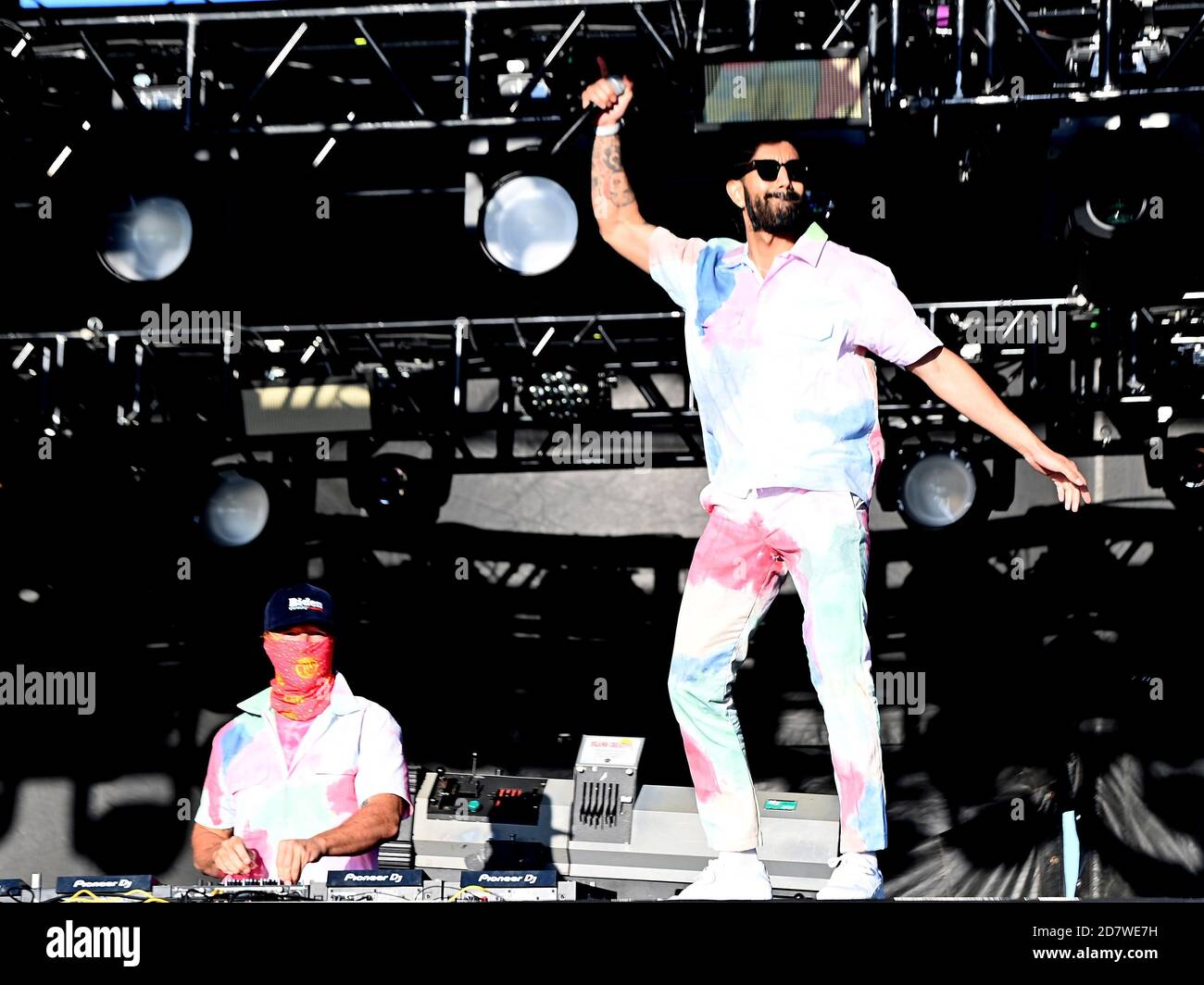 OKTOBER 24 - BURLINGAME, CA: Jillionaire und Diplo von Major Lazer spielen während ihrer Music is the Weapon Drive-in Tour im Burlingame Golf Center am 24. Oktober 2020 in Burlingame, Kalifornien. Dieses Konzert fand mit sozialen Distanzierungsprotokollen während der COVID-19 Pandemie 2020 statt, die Teilnehmer mussten sich in ihrem eigenen Raum halten und zu jeder Zeit Masken tragen. Foto: Casey Flanigan/imageSPACE/MediaPunch Stockfoto