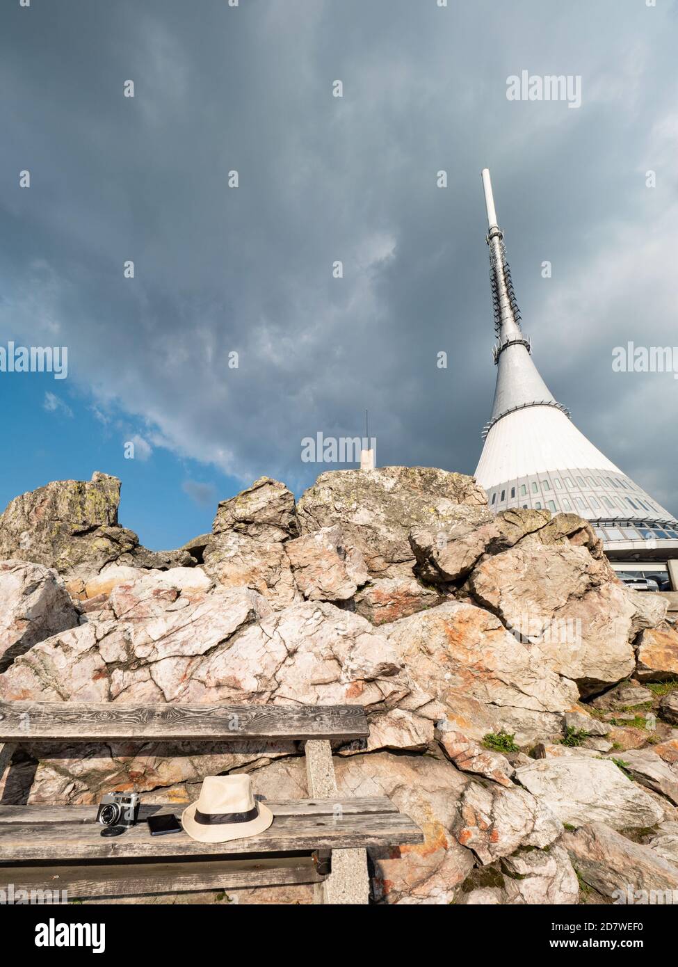 Klassische Filmkamera Fotografen Veranstaltung. Jested Berg und Sender in der Nähe von Liberec Stadt. Erzgebirge, Tschechisch. Antenne, Kommunikation. Stockfoto