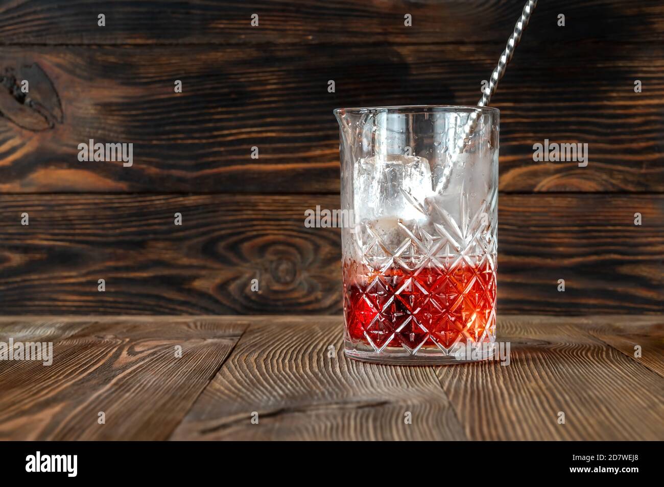 Glas von Boulevardier Cocktail in Mischglas Stockfoto