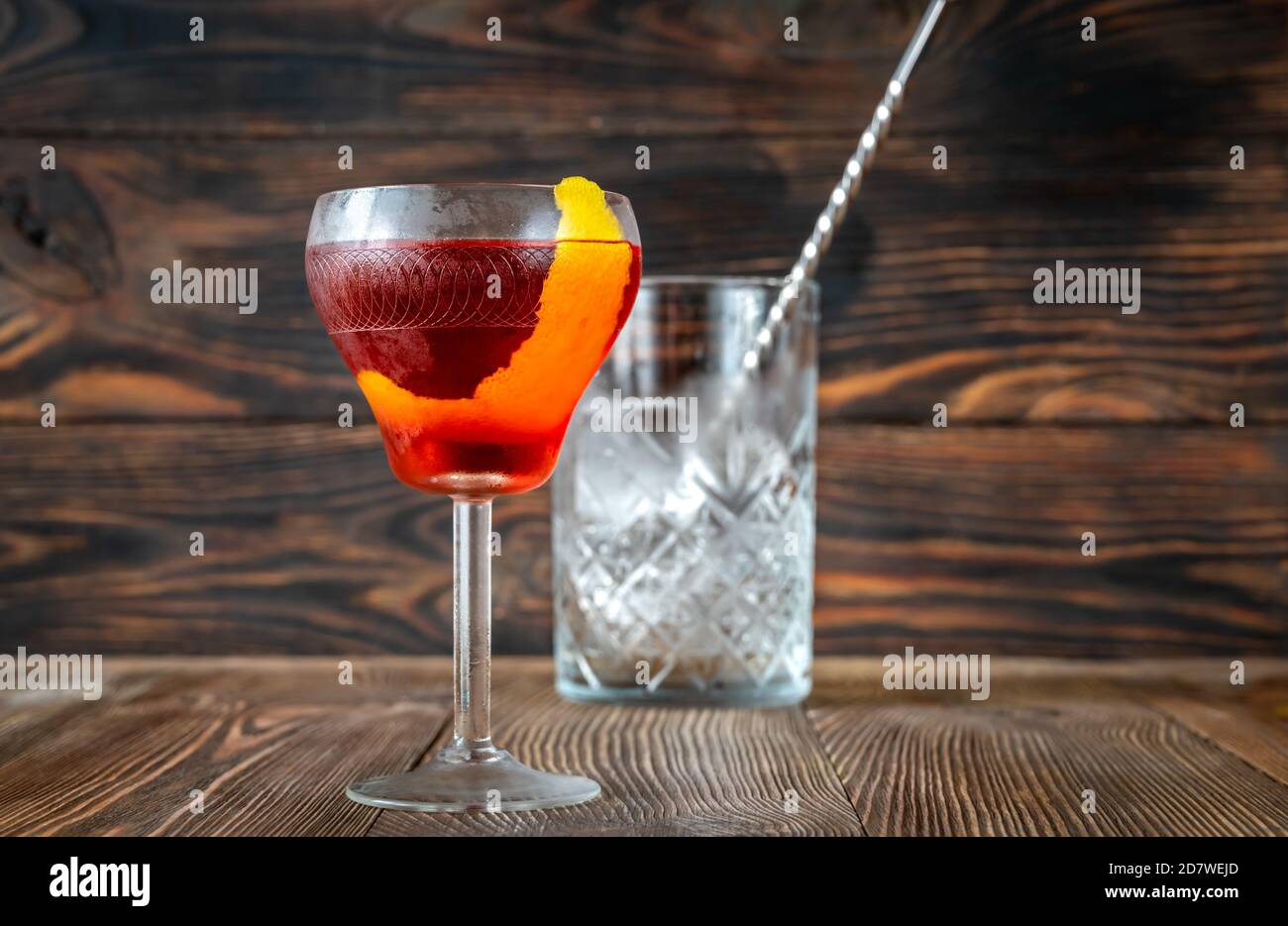 Glas Boulevardier Cocktail auf Holz Hintergrund Stockfoto