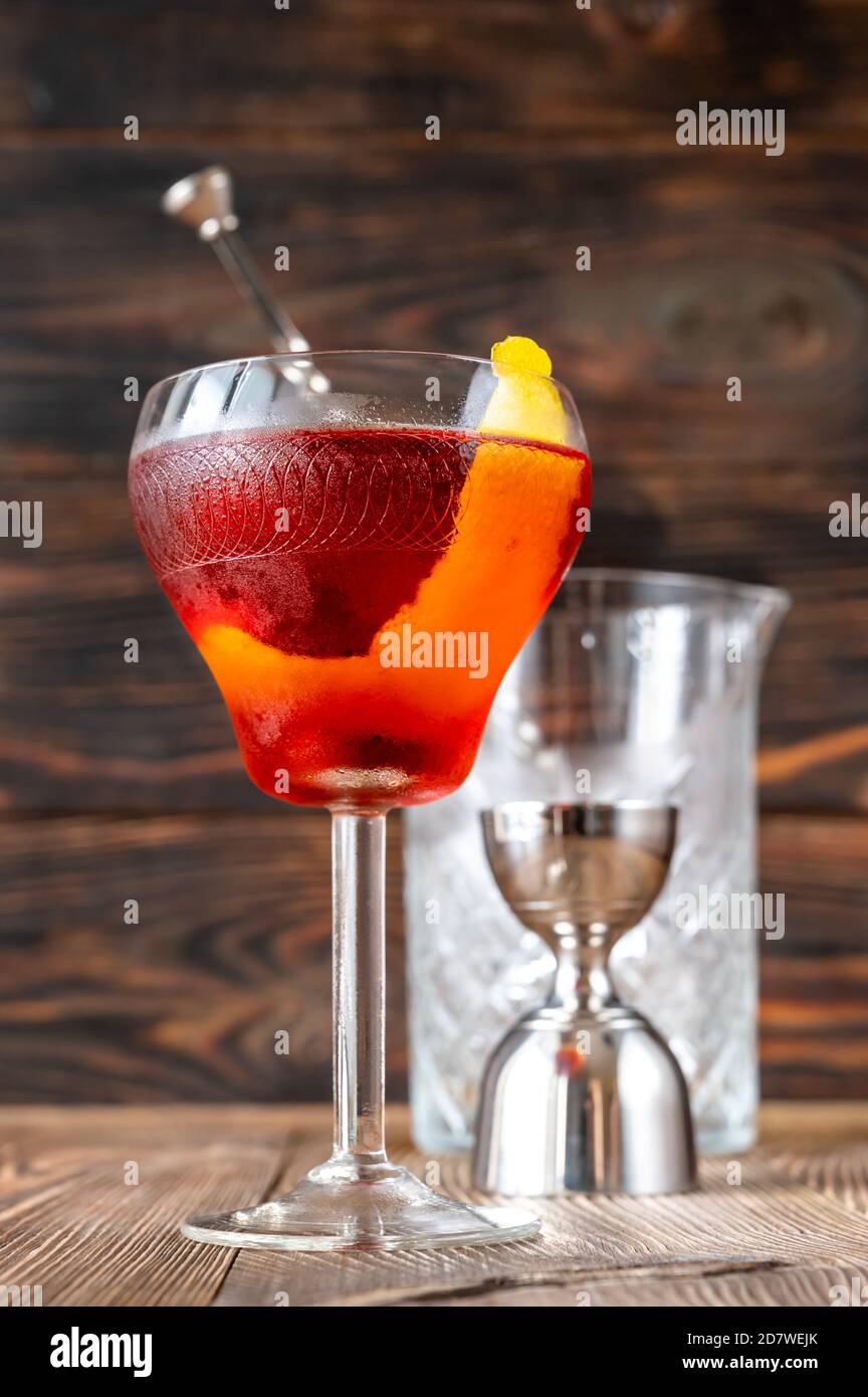 Glas Boulevardier Cocktail auf Holz Hintergrund Stockfoto