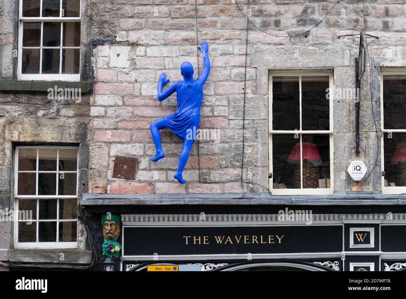 Blaue Frau Mann Skulptur klettern die Wand der Waverley Bar, St Mary's Street, Edinburgh, Schottland, Großbritannien Stockfoto