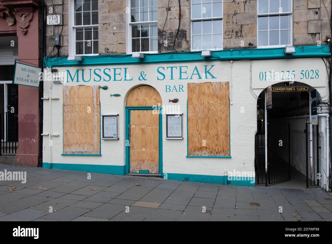 Während der Coronavirus-Pandemie wurden die Geschäfte Mussel und Steak Bar, Grassmarket, Edinburgh, Schottland, Großbritannien aufgenommen und geschlossen Stockfoto