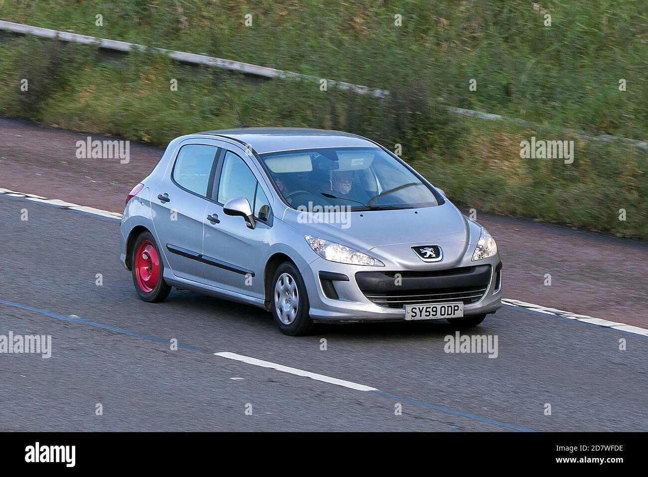 Peugeot 308 Xe HDI Silver Car Hatchback Diesel Space Saver Reserverad fahrendes Fahrzeug auf der Autobahn M61 in der Nähe von Manchester, Großbritannien Stockfoto