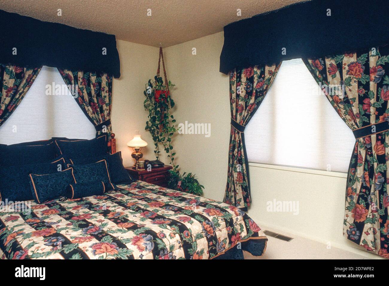 90er Jahre Stil Schlafzimmer hat koordinierte Stoff-Design, USA  Stockfotografie - Alamy