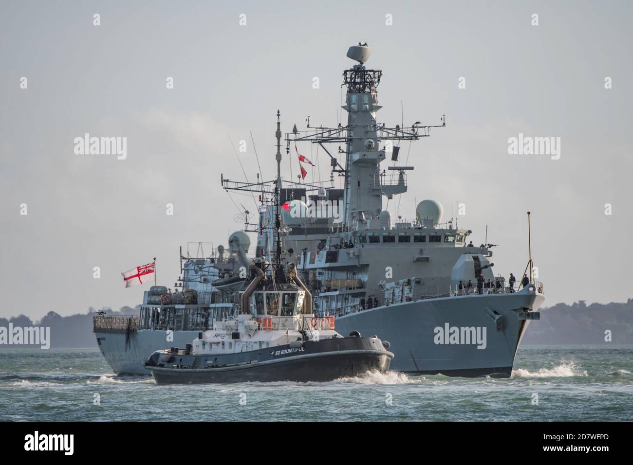 Die Royal Navy Fregatte HMS Westminster (F237) kehrte am 22/10/2020 nach Portsmouth, Großbritannien, zurück, nachdem sie an einer erfolgreichen Seenotrettungsmission teilgenommen hatte. Stockfoto