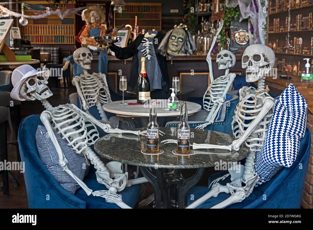 Hemingway's Restaurant in Leith aufgrund von Covid-Einschränkungen geschlossen, erleichtert die Stimmung mit einem Halloween-Display. Edinburgh, Schottland, Großbritannien. Stockfoto