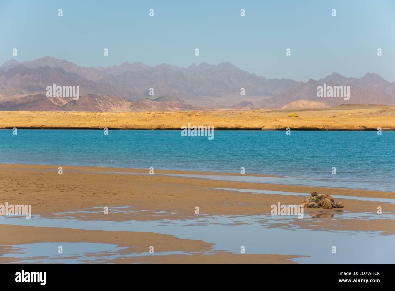 Wüstenlandschaft und Salzsee im Nationalpark Ras Mohammed, Sinai, Ägypten. Stockfoto
