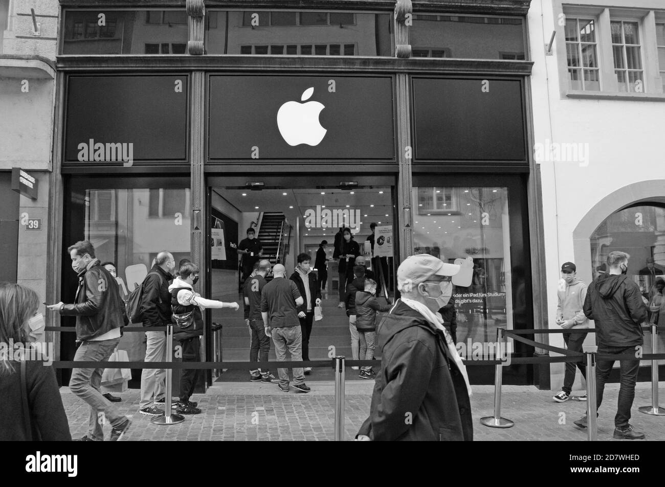 Schweiz: Der Que vor dem Apple Store am Rennweg in Zürich ist nicht allzu lang Stockfoto