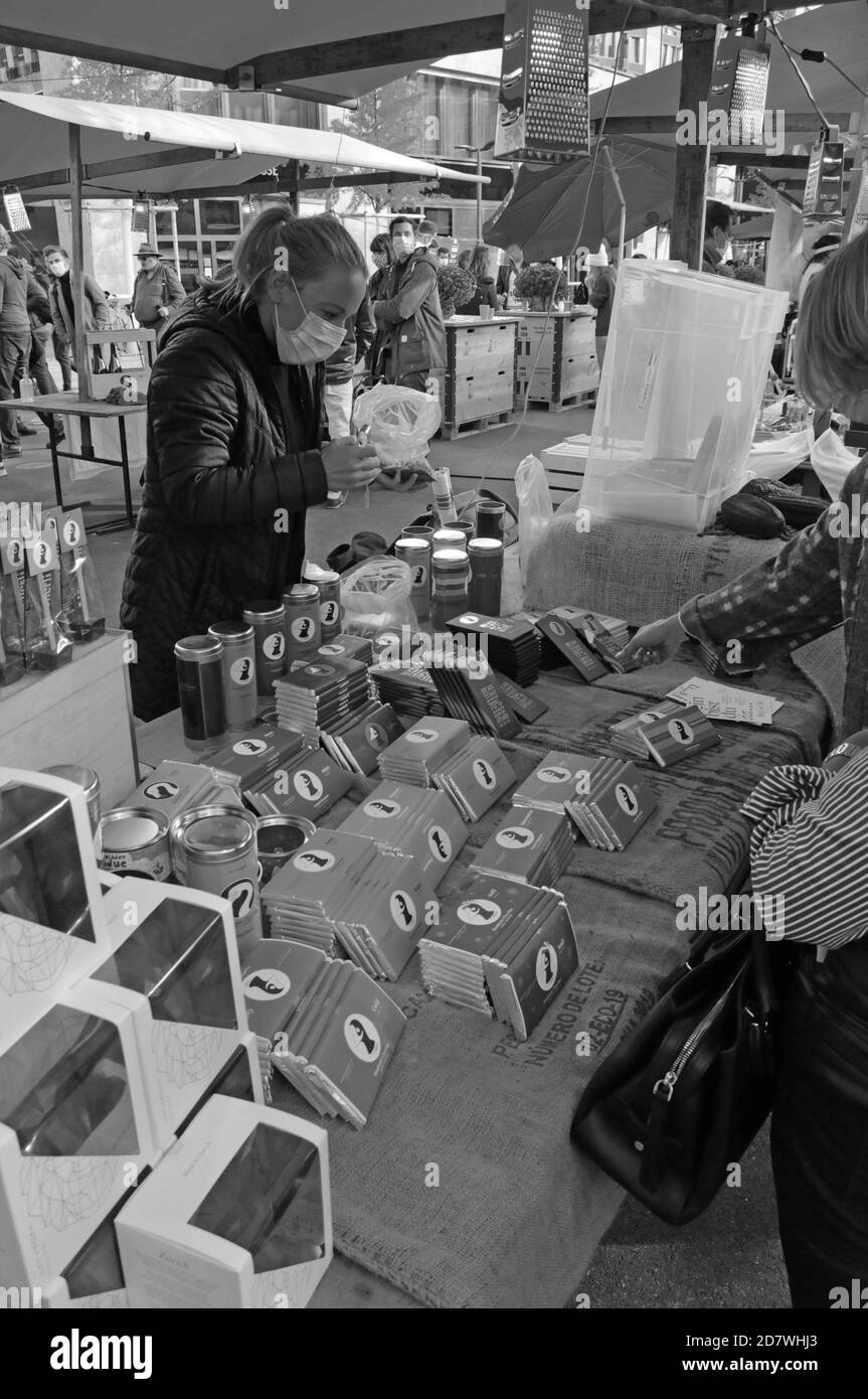 Schweiz: Die 2. Welle des Corona-Virus hält die Menschen nicht davon ab, auf dem Schweizer Slow Food Markt in der Europa-Allee in Zürich zu shoppen Stockfoto