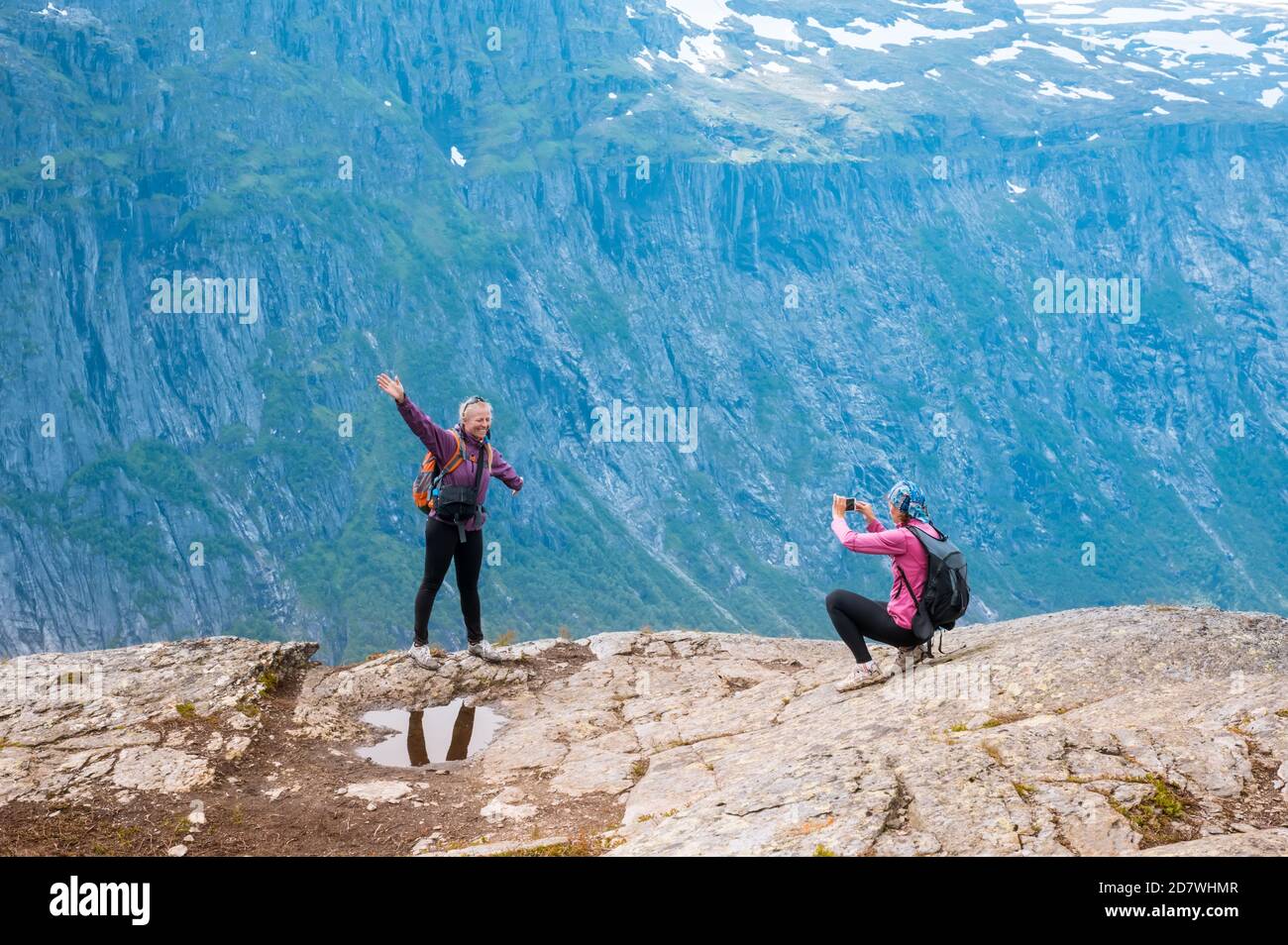 Zwei sportliche Frauen am Rande von Norwegen Fjord, Foto Stockfoto