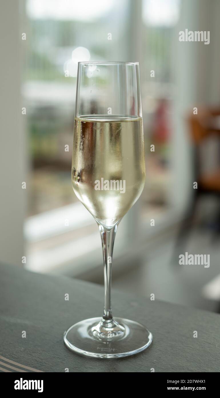 Glas mit Prosecco in einem Restaurant Stockfoto