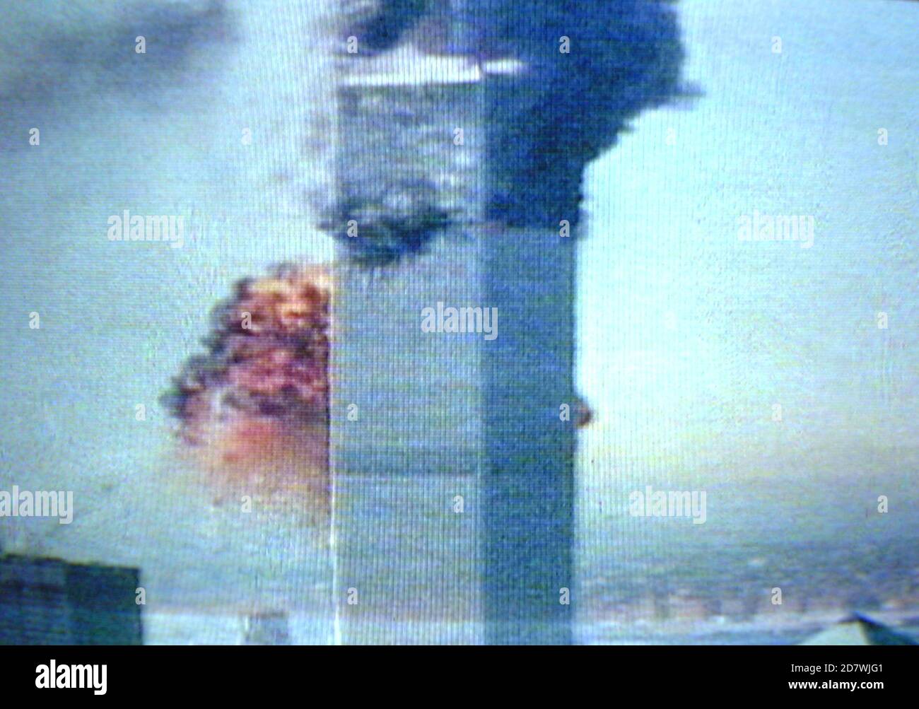 AJAXNETPHOTO. SEPTEMBER 2001. MANHATTAN, NEW YORK CITY, USA - 9/11 MOMENT DES AUFPRALLS. - TV NEWS LIVE-ÜBERTRAGUNG BILDSCHIRM GRAB DES AUGENBLICKS UNITED AIRLINES FLUG 175 SCHLUG IN DEN SÜDTURM DES WELTHANDELSZENTRUMS, WIE VON MILLIONEN VON T.V. GESEHEN BEOBACHTER DES SCHLIMMSTEN TERRORANSCHLAGS AUF AMERIKANISCHEN BODEN. DER WTC NORTH TOWER BRENNT BEREITS HÖHER ALS DIE FRÜHEREN AUSWIRKUNGEN DES FLUGS 11 DER AMERIKANISCHEN FLUGGESELLSCHAFTEN. BEIDE TÜRME WURDEN BEI DEM ANGRIFF ZERSTÖRT. FOTO: JONATHAN EASTLAND/AJAX REF: D011109 15 Stockfoto