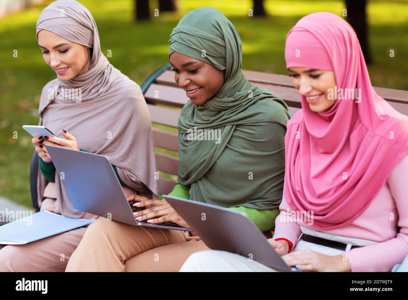 Muslimische Studenten Frauen Mit Gadgets Lernen Online Sitzen Im Park Stockfoto