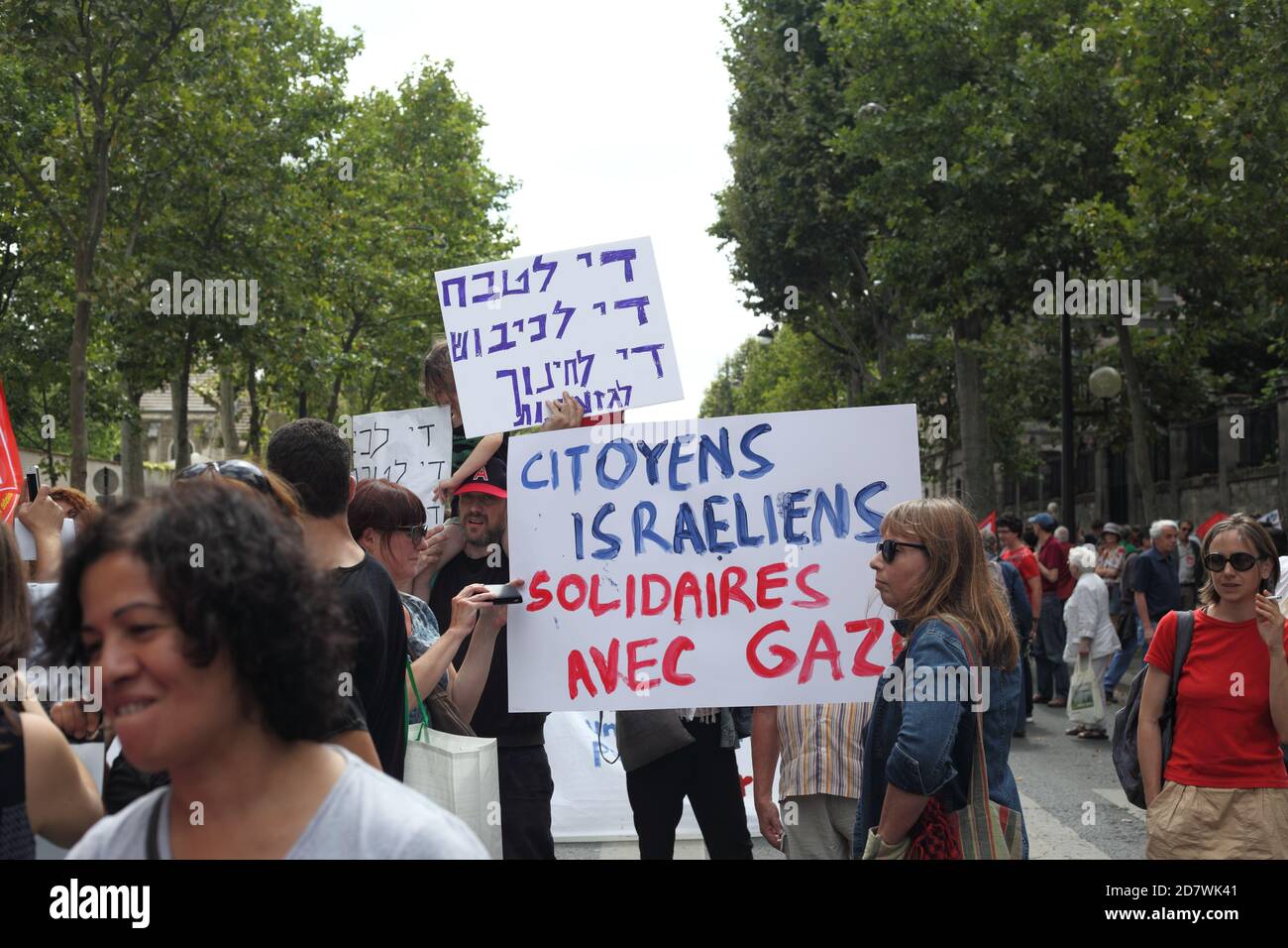 Pro-palästinensische Demonstration in Paris zur Unterstützung der Bevölkerung von Gaza nach der israelischen Offensive, die das Leben von 1,600 forderte Palästinenser Stockfoto