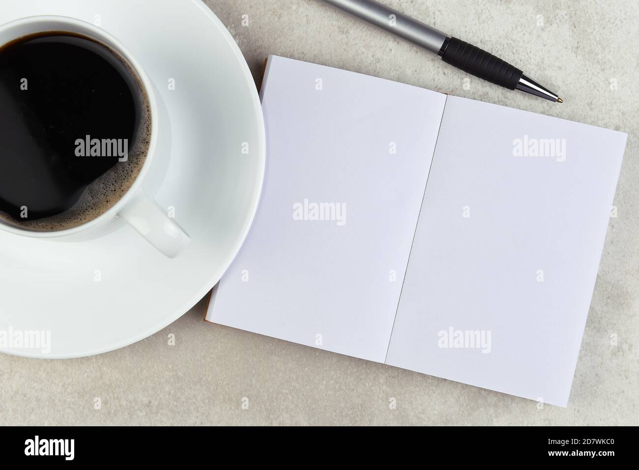 Flache Stillleben eines Business-Schreibtisch mit Kaffeetasse, und Notebook offen für leere Seiten. Stockfoto