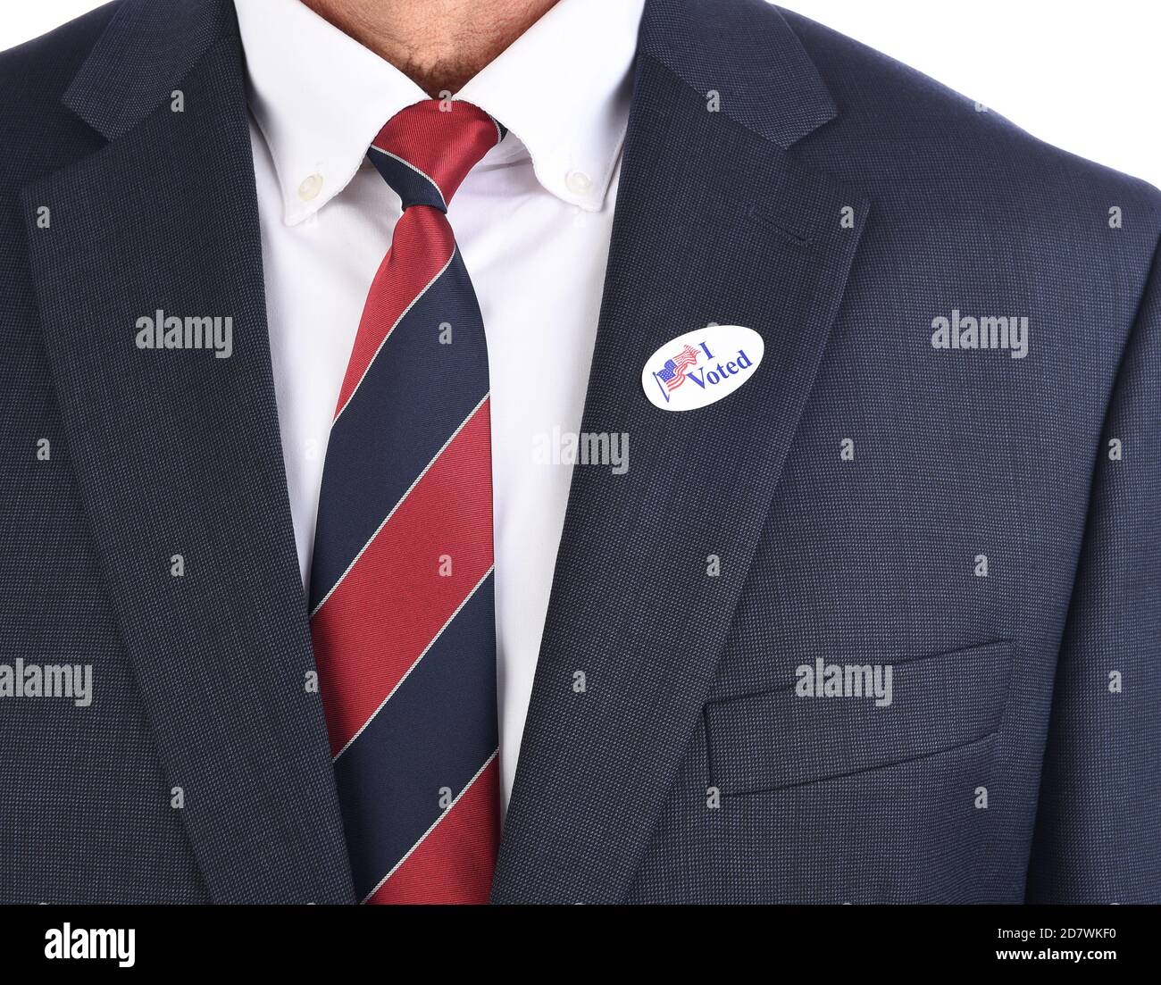 Nahaufnahme eines Geschäftsmannes mit einem I Voted Sticker auf dem Revers seiner Anzugjacke. Stockfoto