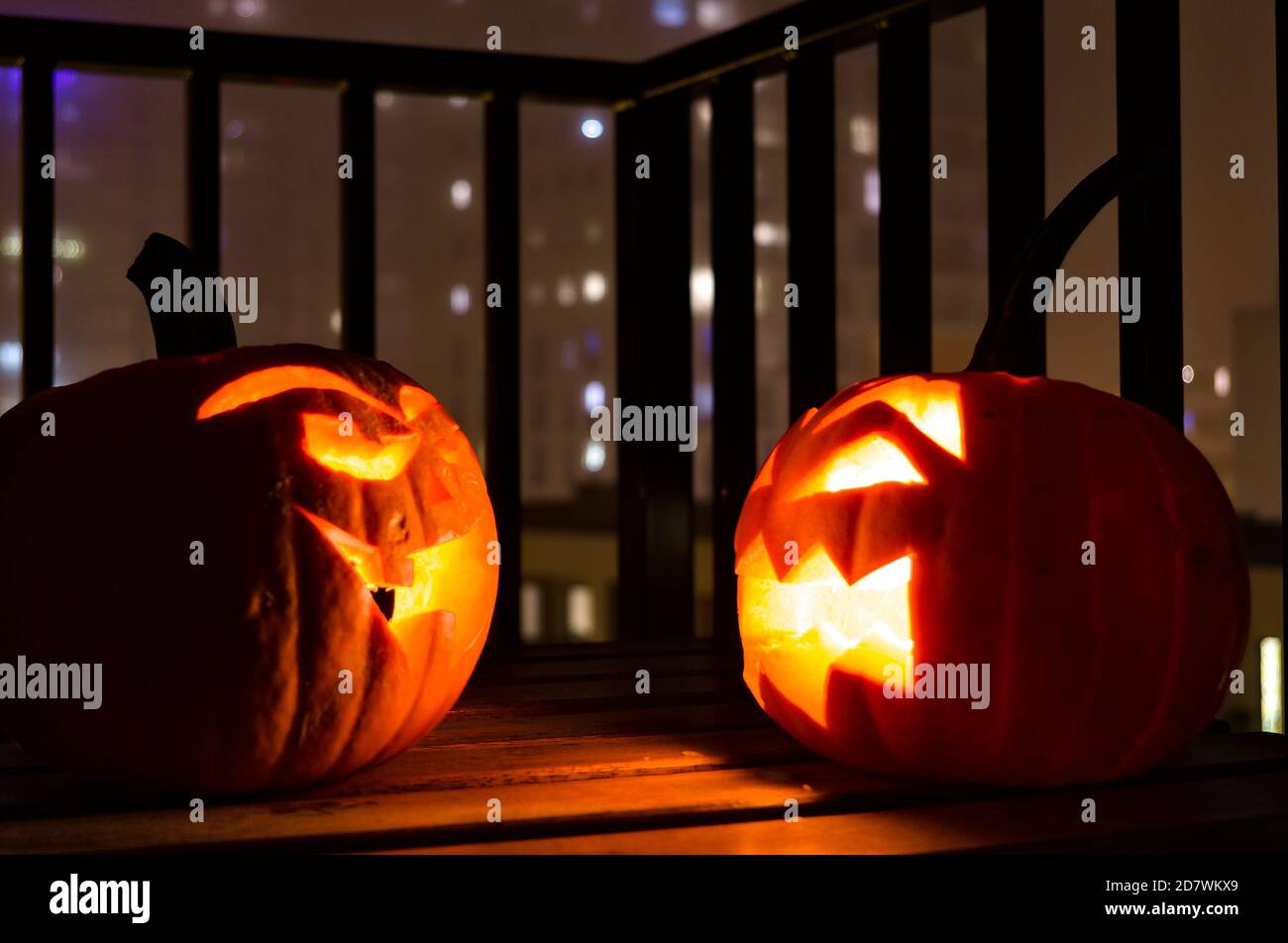 Halloween Kürbis Laternen auf Balkon. Stockfoto