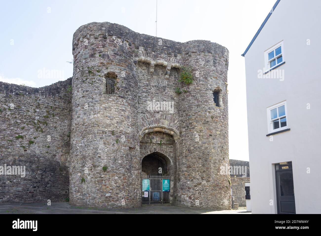 Carmarthen Castle Eingang Tor, Old Town Square, Carmarthen (Caerfyrddin), Carmarthenshire, Wales, Vereinigtes Königreich Stockfoto