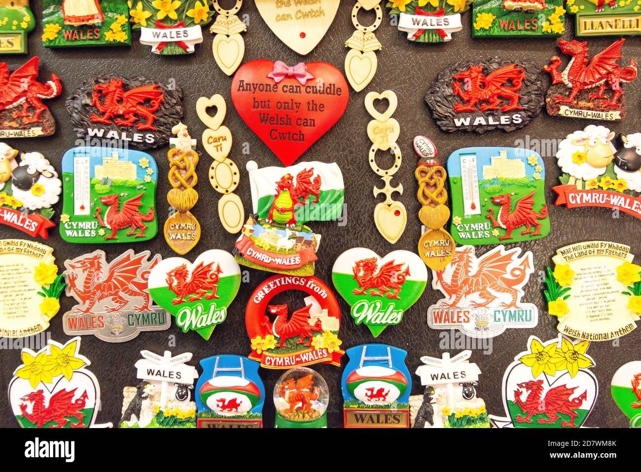 Walisische Kühlschrankmagneten Souvenirs in Touristenladen, Carmarthen (Caerfyrddin), Carmarthenshire (Sir Gaerfyrddin), Wales, Vereinigtes Königreich Stockfoto