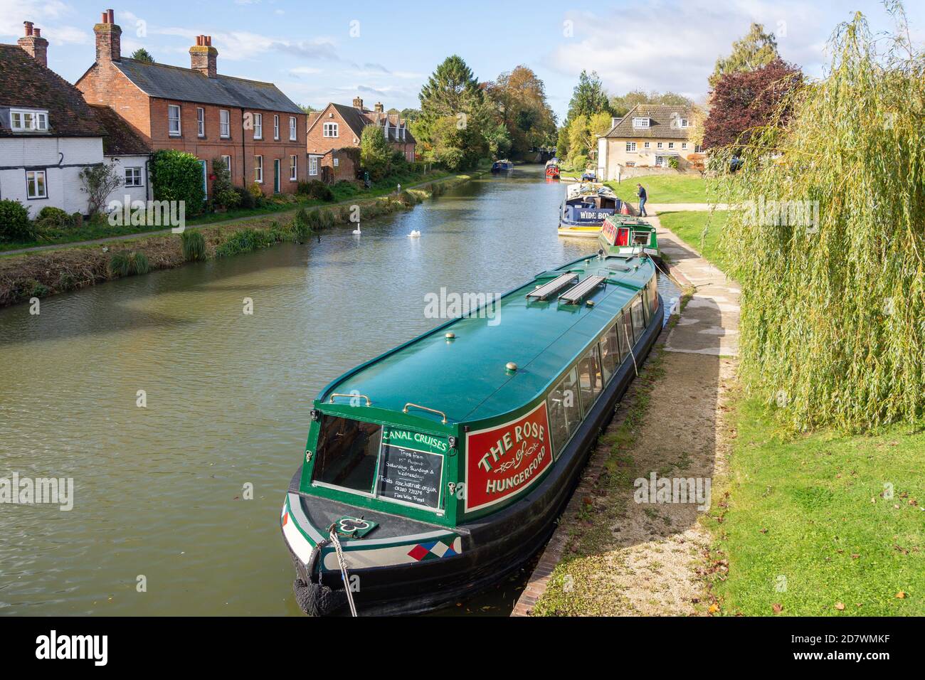 Kanalboot auf Kennet & Avon Canal, High Street, Hungerford, Berkshire, England, Vereinigtes Königreich Stockfoto