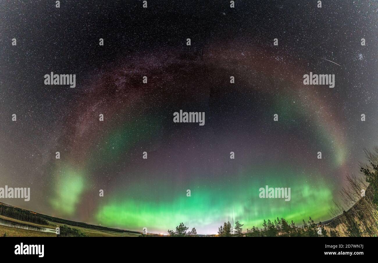 Seltene erstaunliche Foto von ganzen Milchstraße Panorama passend Aurora Borealis roten Teil (Steve Phänomen), grüne Lichter unten, Nordschweden Landschaft. 23 Stockfoto