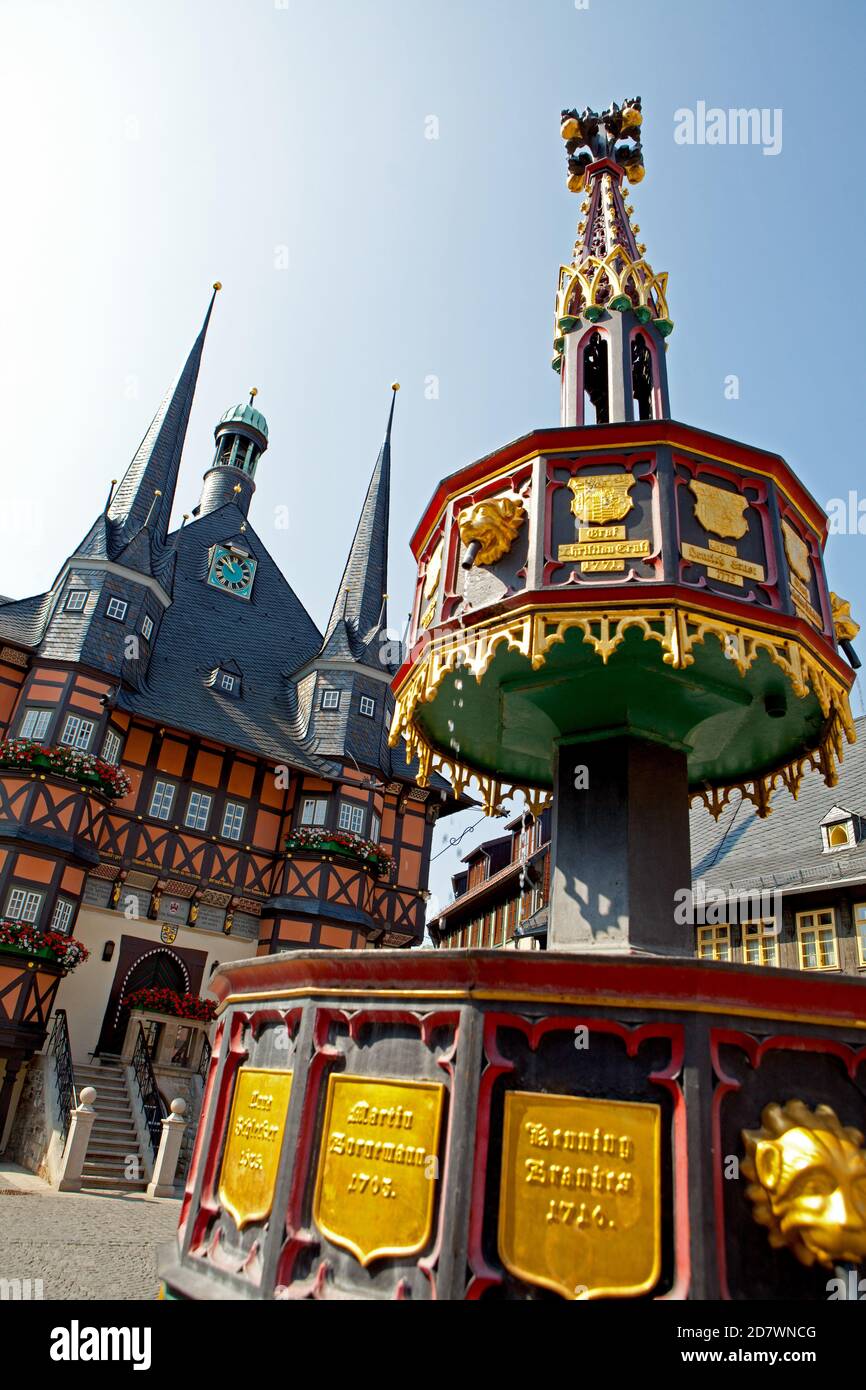 Deutschland, Sachsen-Anhalt, Harz. Wernigerode Marktplatz mit Rathaus Stockfoto