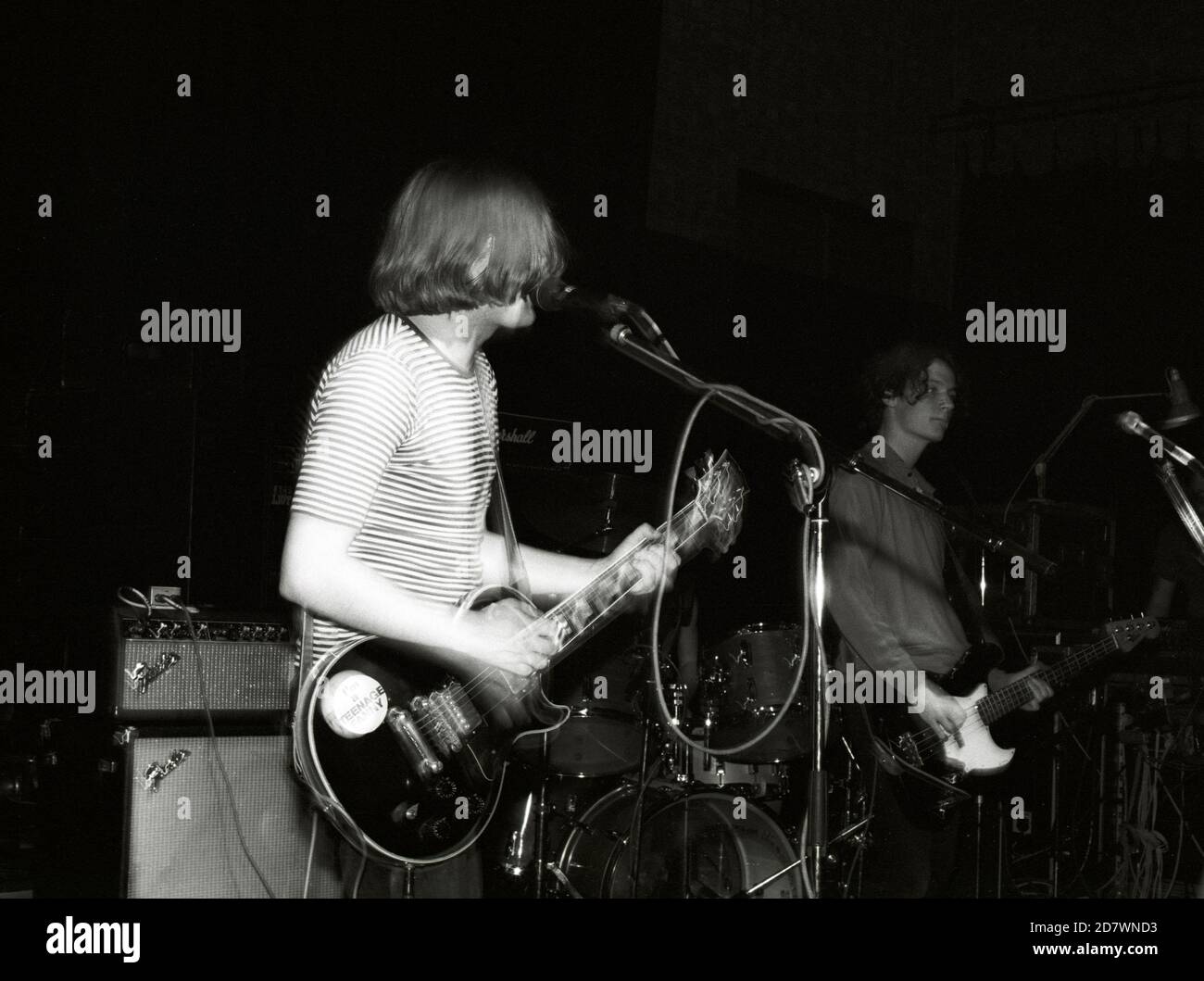 Norman Blake und Gerard Love of Teenage Fanclub treten 1990 mit der Band im Woughton Centre, Milton Keynes, England, auf. Stockfoto