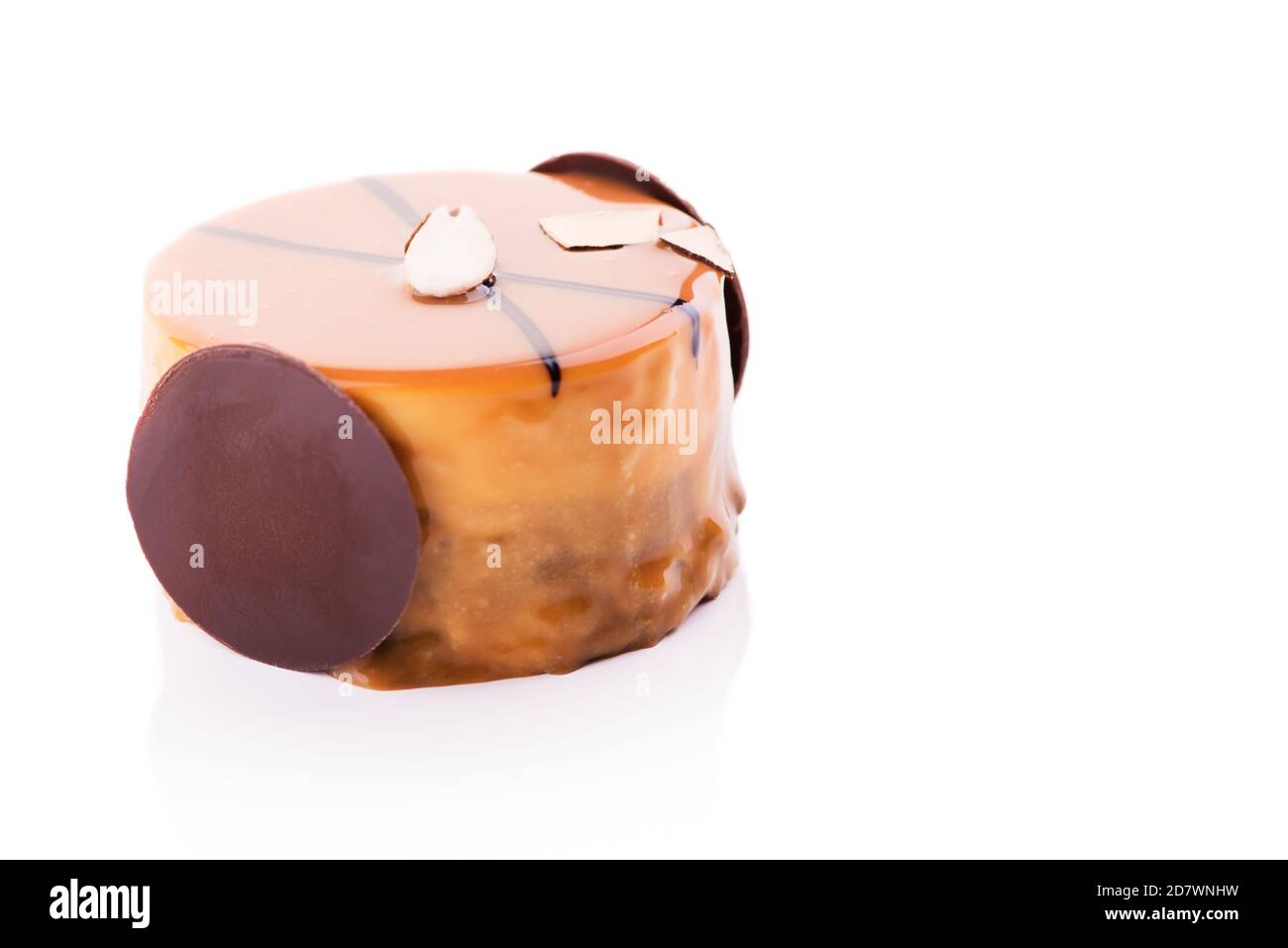 Süßer und leckerer Schokoladenkuchen mit Mandel- und Orangendressing auf weißem Hintergrund. Stockfoto