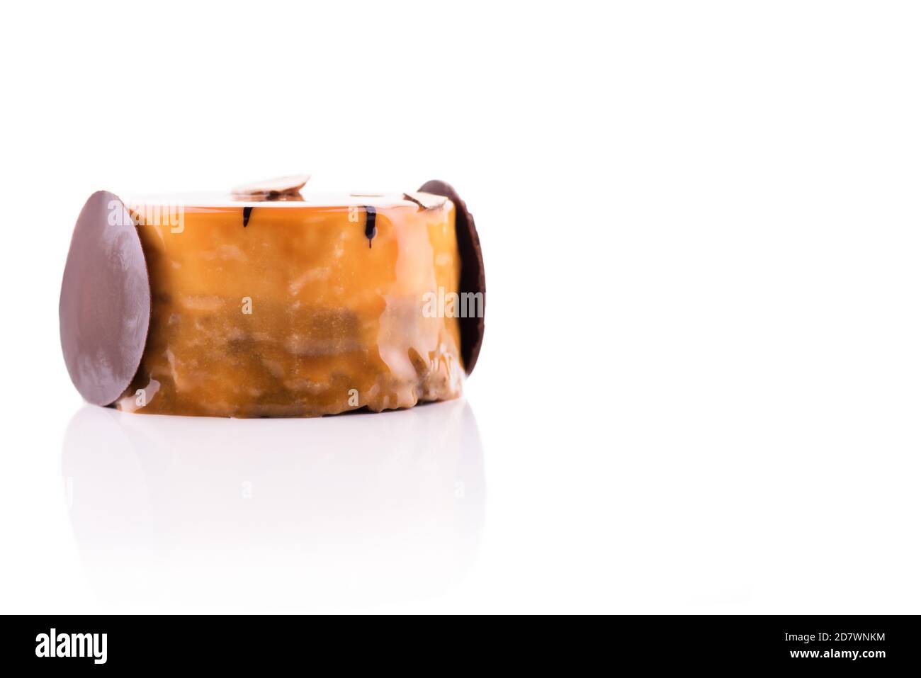Süßer und leckerer Schokoladenkuchen mit Mandel- und Orangendressing auf weißem Hintergrund. Stockfoto