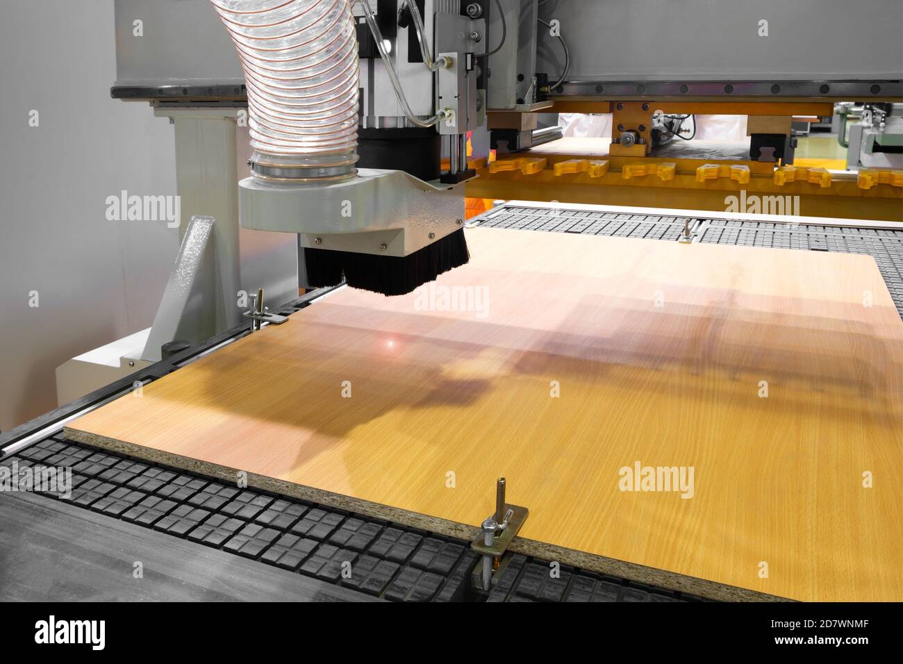 Werkzeugmaschinen Formatschnitt sind geschnittene Spanplattenmöbel in der Werkstatt. Branche Stockfoto