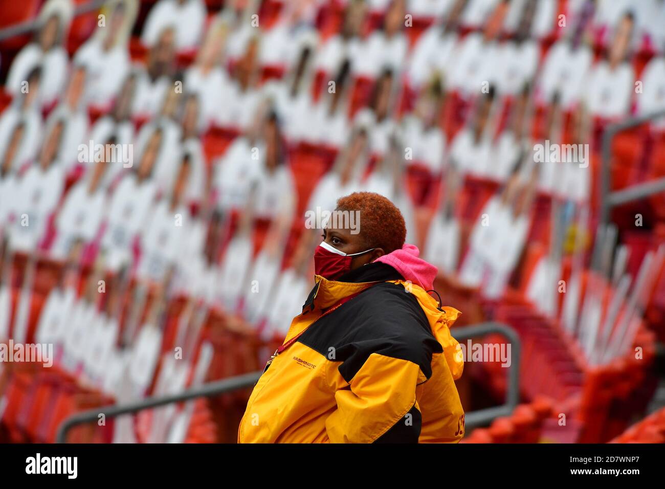 Landover, Usa. Oktober 2020. Fan-Cutouts von einem Sicherheitsbeauftragten während der ersten Hälfte eines NFL-Fußballspiels gegen die Dallas Cowboys auf FedEx Field in Landover, Maryland, am Sonntag, 25. Oktober 2020. Foto von David Tulis/UPI Credit: UPI/Alamy Live News Stockfoto