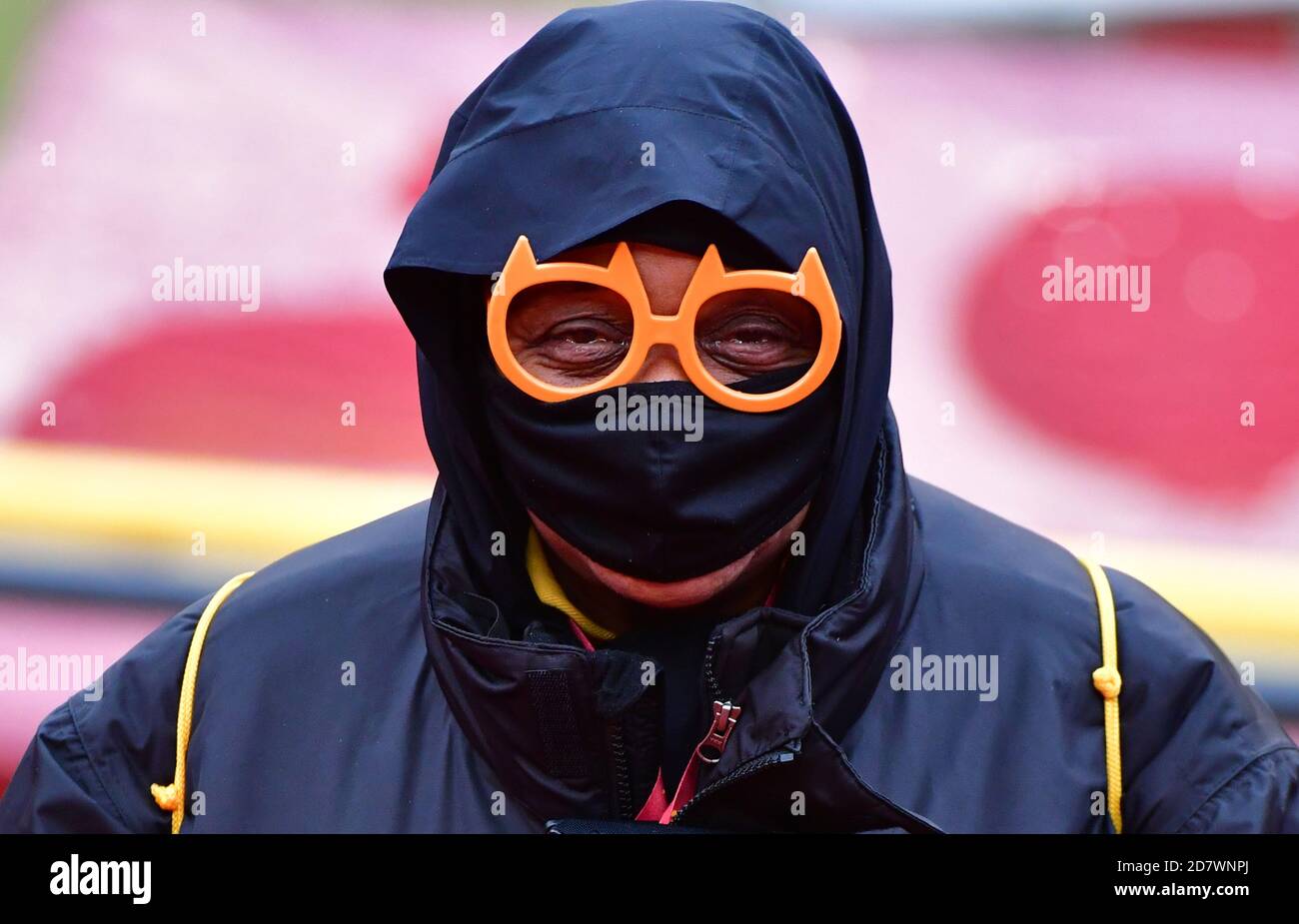 Landover, Usa. Oktober 2020. Ein Sicherheitsbeauftragter des Washingtoner Fußballteams Gerät bei einem NFL-Fußballspiel gegen die Dallas Cowboys auf dem FedEx Field in Landover, Maryland, am Sonntag, den 25. Oktober 2020, in den Halloween-Geist. Foto von David Tulis/UPI Credit: UPI/Alamy Live News Stockfoto