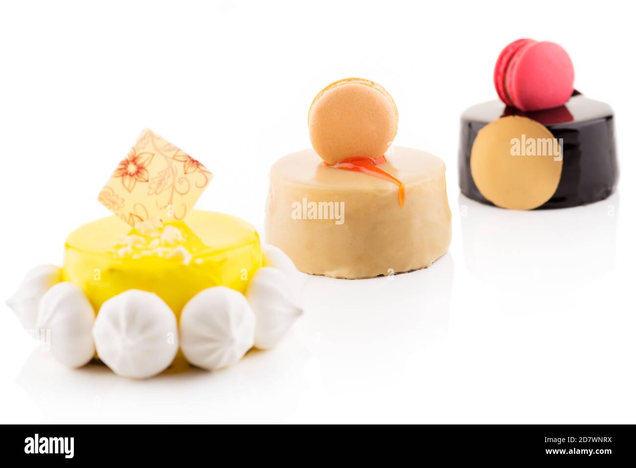 Drei süße und leckere Kuchen auf weißem Hintergrund. Stockfoto