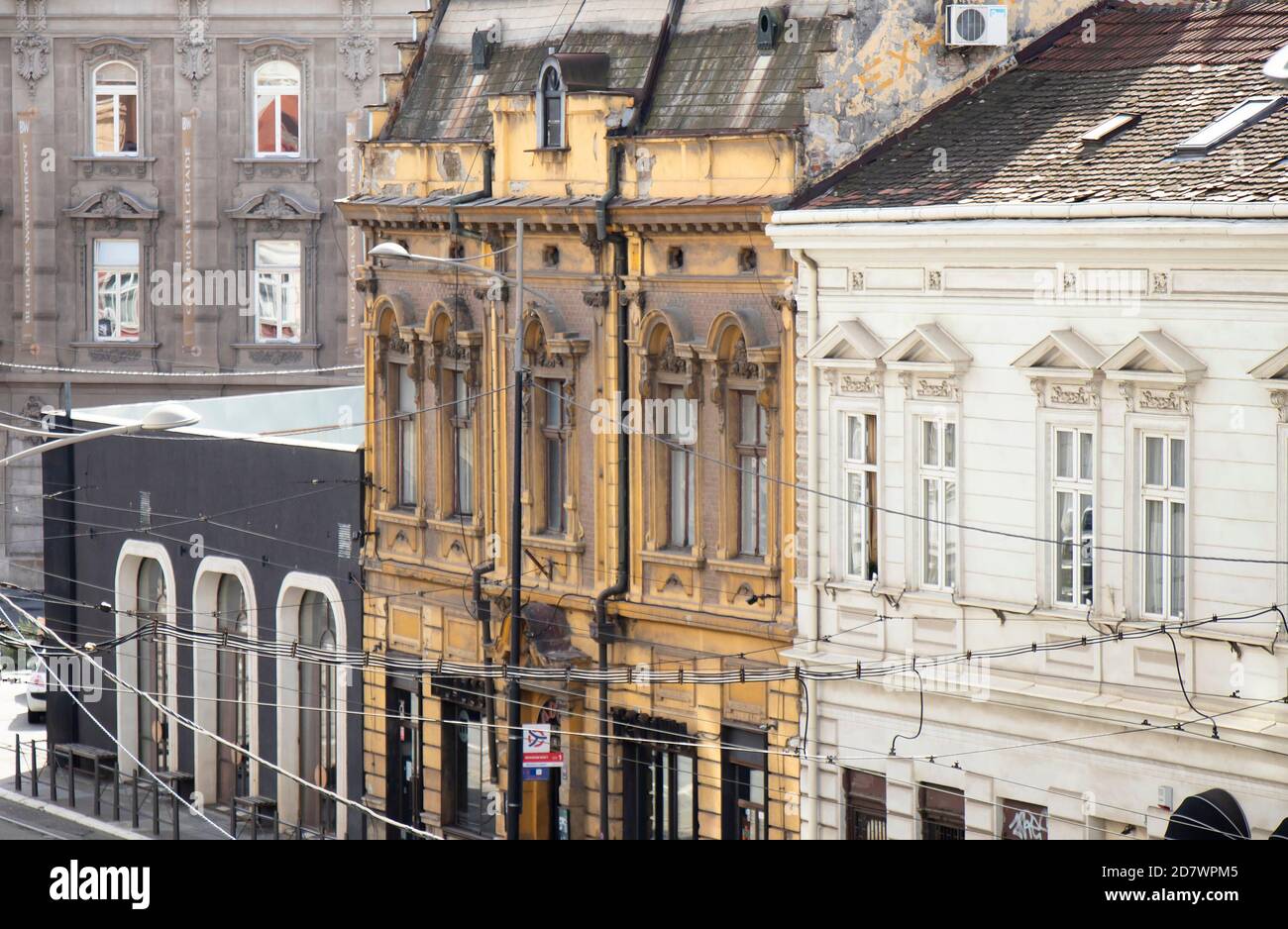 Belgrad, Serbien - 09. Oktober 2020: Neoklassizistische und sezessionistische Architekturhäuser in der Karadjordjeva Straße, mit elektrischen Straßenbahnkabeln Stockfoto