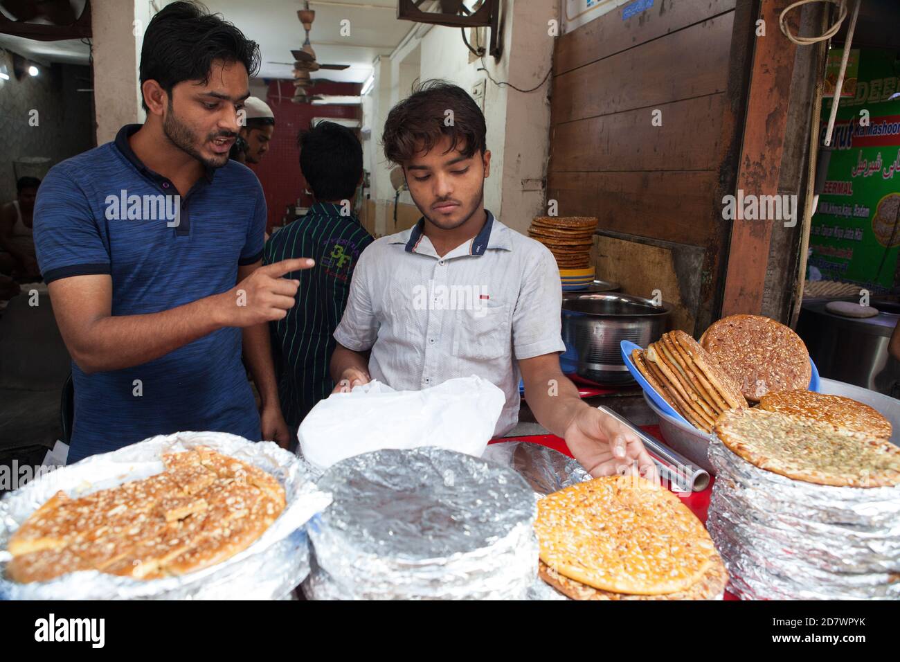 Ein Supervisor rügt einen Mitarbeiter in einer muslimischen Bäckerei in Neu Delhi, Indien Stockfoto