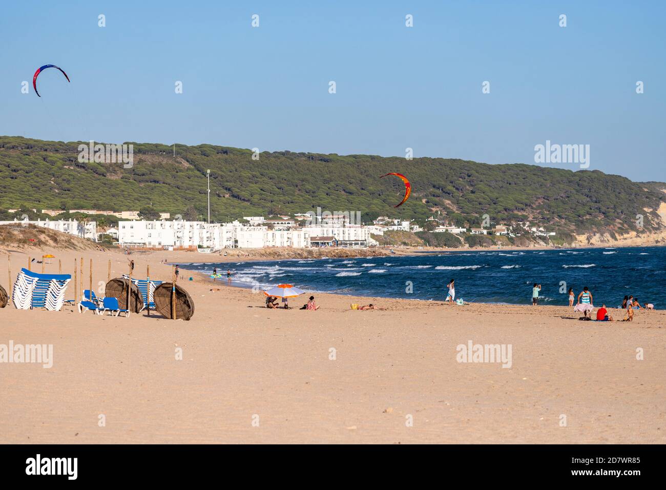 Kitesurfen in Playa de los Caños de Meca, Cape Trafalgar, Provinz Cadiz, Andalusien, Spanien Stockfoto