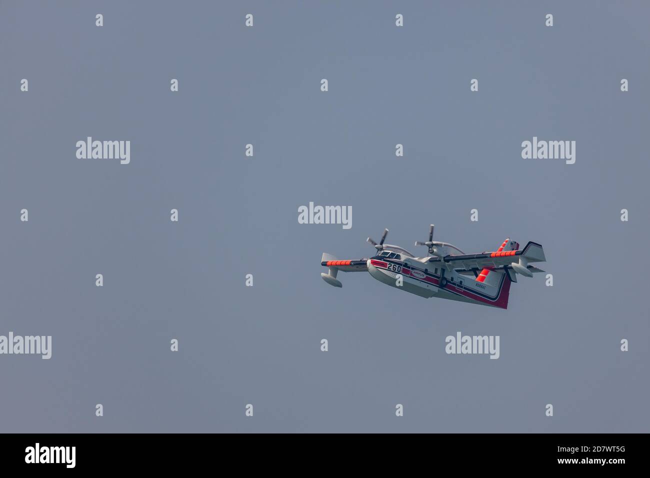 Lost Creek Lake in der Nähe von Prospect, Oregon / USA - 7. September 2014: Ein kleines Löschflugzeug bereitet sich darauf vor, Wasser aus dem See zu schöpfen, um die 790 zu bekämpfen Stockfoto