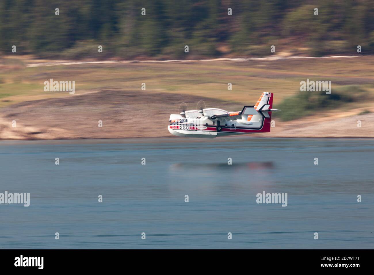Lost Creek Lake in der Nähe von Prospect, Oregon / USA - 7. September 2014: Ein kleines Löschflugzeug bereitet sich darauf vor, Wasser aus dem See zu schöpfen, um die 790 zu bekämpfen Stockfoto