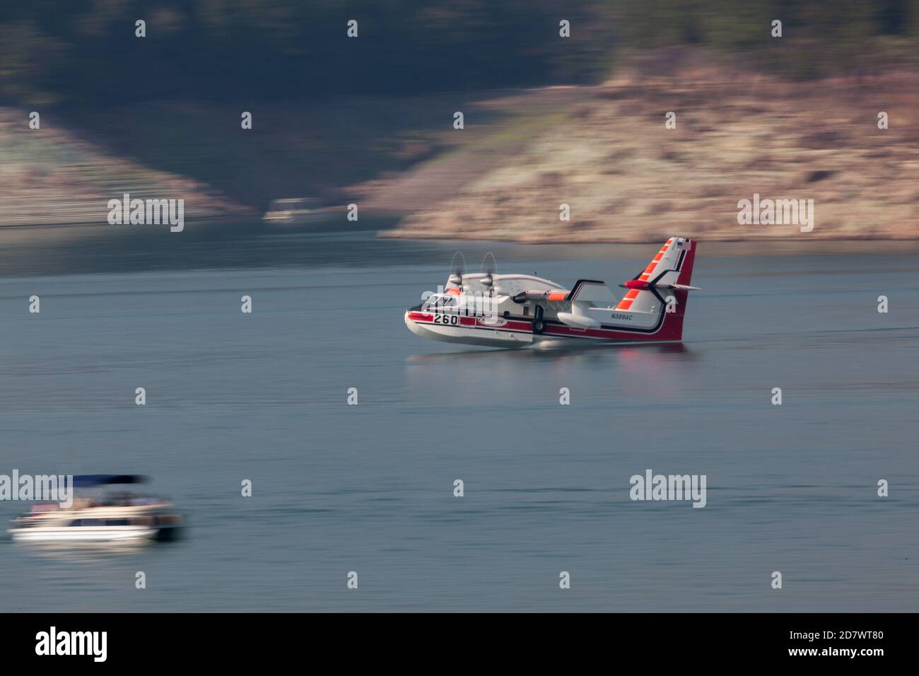 Lost Creek Lake in der Nähe von Prospect, Oregon / USA - 7. September 2014: Ein kleines Löschflugzeug bereitet sich darauf vor, Wasser aus dem See zu schöpfen, um die 790 zu bekämpfen Stockfoto