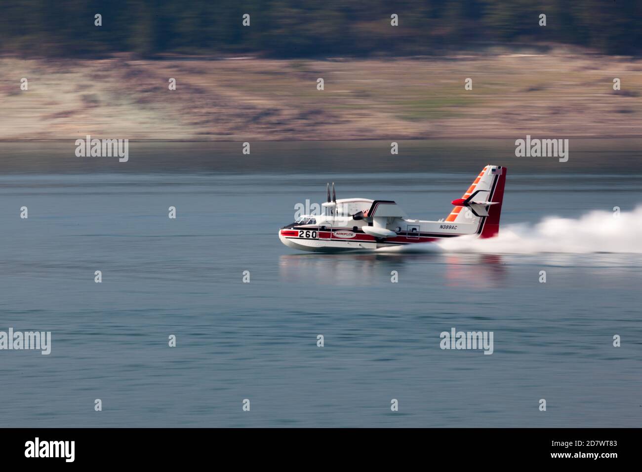 Lost Creek Lake in der Nähe von Prospect, Oregon / USA - 7. September 2014: Ein kleines Löschflugzeug holt Wasser aus dem See, um das Feuer 790 in der Nähe von P zu bekämpfen Stockfoto