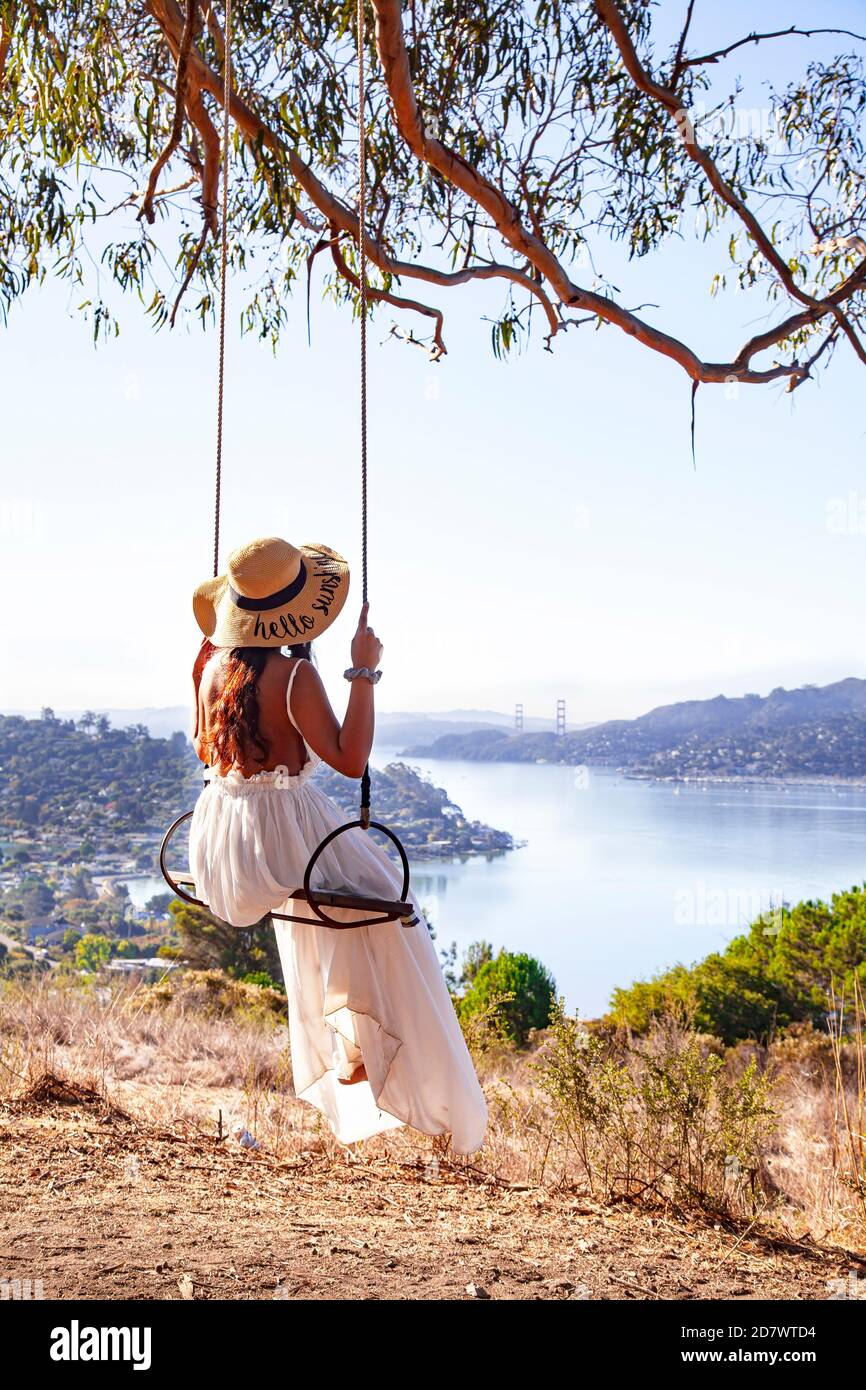 Ein Mädchen auf der Schaukel Stockfoto