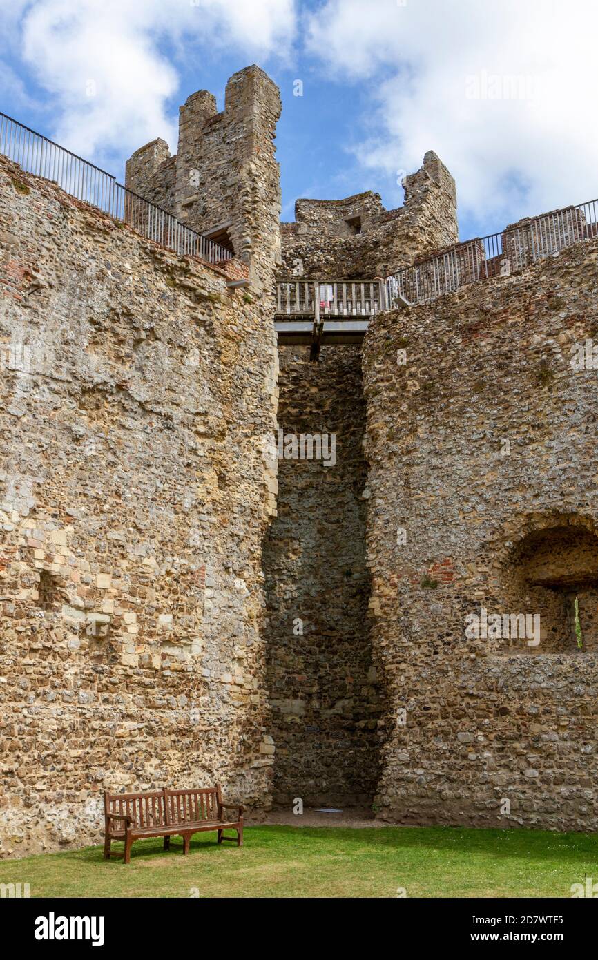 Eckturm von Framlingham Castle, Suffolk, Großbritannien, zeigt den Mauerweg. Stockfoto