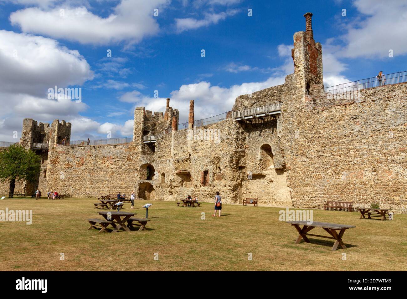 Innenansicht der Mauern von Framlingham Castle, Suffolk, Großbritannien. Stockfoto