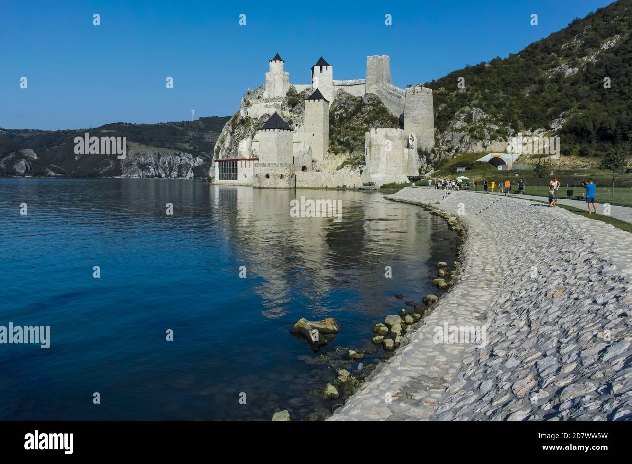 GOLUBAC, SERBIEN - 11. AUGUST 2019: GOLUBAC, SERBIEN - 11. AUGUST 2019: Golubac Festung - mittelalterliche Festungsstadt auf der Südseite des Donaurains Stockfoto