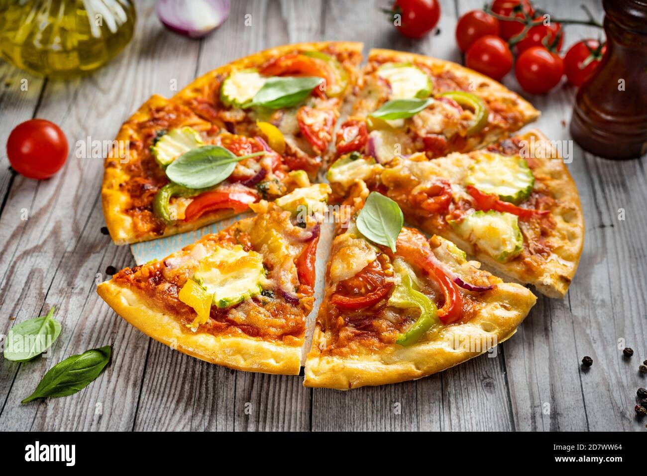 Scheiben vegetarische Pizza auf Holztablett und rustikalen Hintergrund Stockfoto