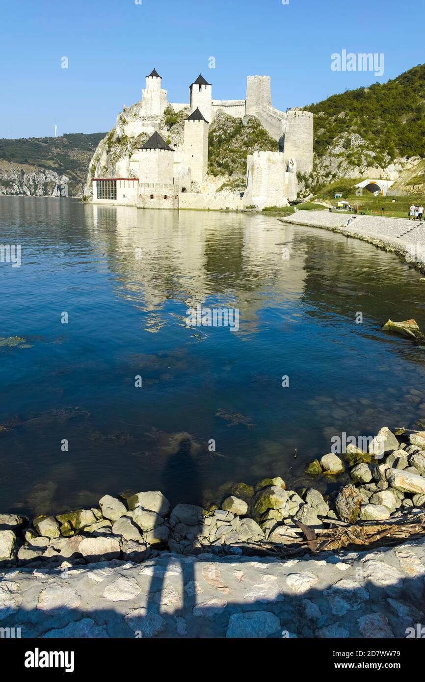 GOLUBAC, SERBIEN - 11. AUGUST 2019: GOLUBAC, SERBIEN - 11. AUGUST 2019: Golubac Festung - mittelalterliche Festungsstadt auf der Südseite des Donaurains Stockfoto