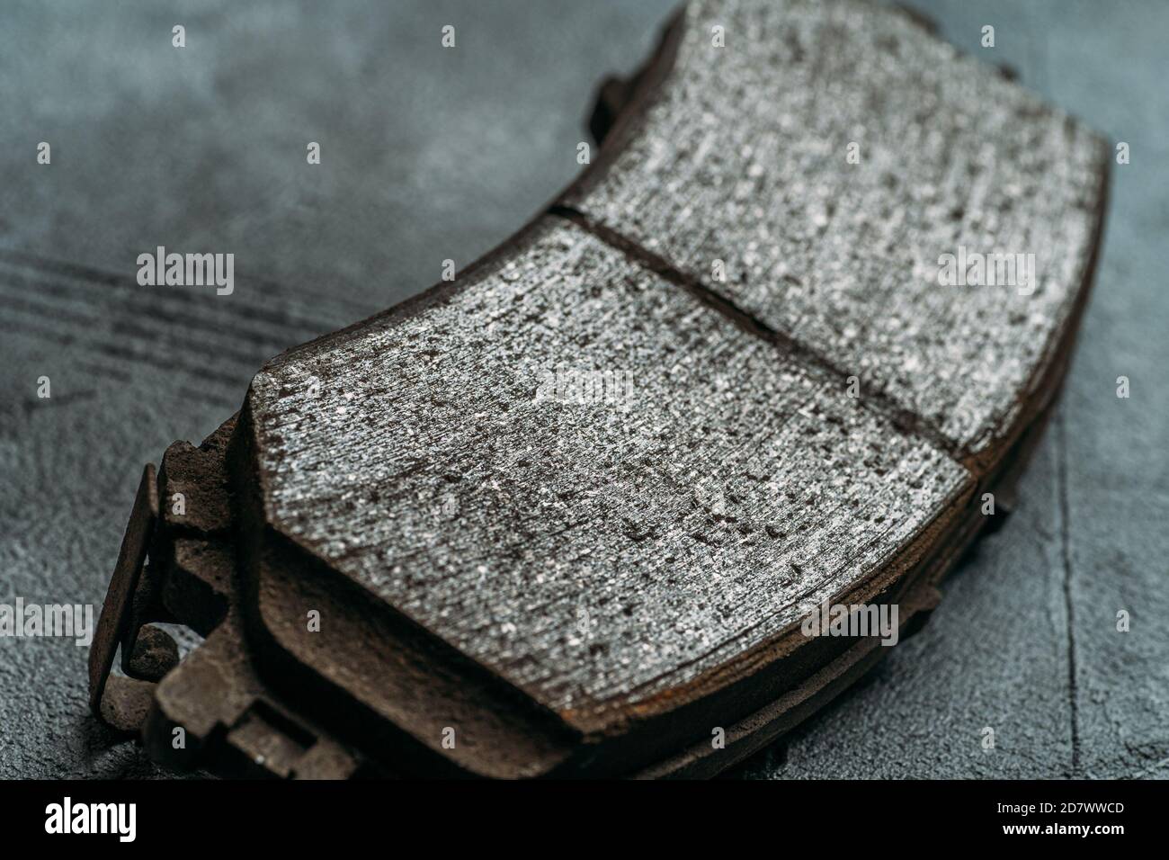 Gebrauchte abgenutzte Bremsbeläge müssen sich aus nächster Nähe ändern. Stockfoto